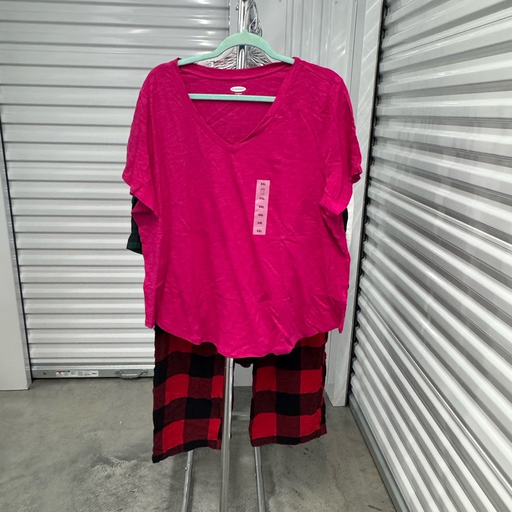 Old Navy | Short Sleeve V-Neck Tee in Pink | size XXL